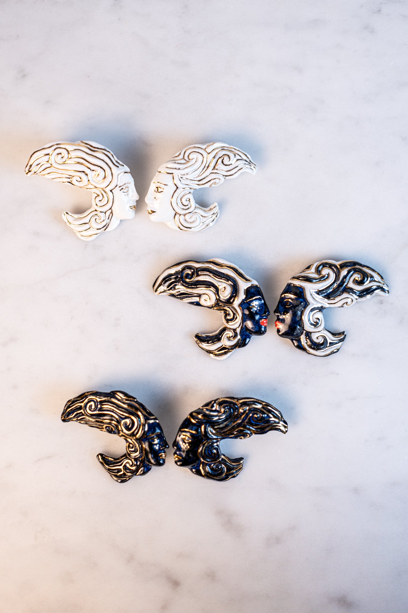 Sculpture d'oreille "Visage Volutes" - Blanc & Or