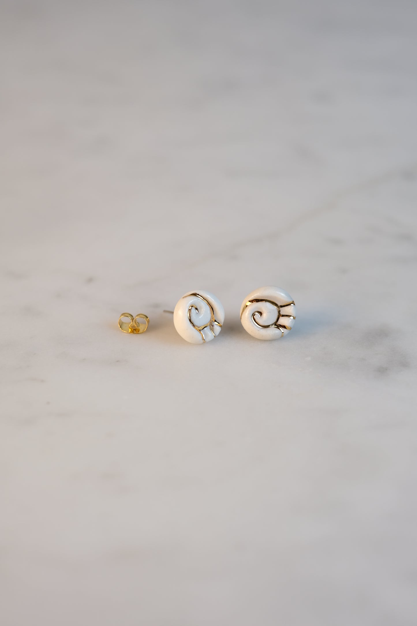 Puce d'oreille volute - Blanc & Or